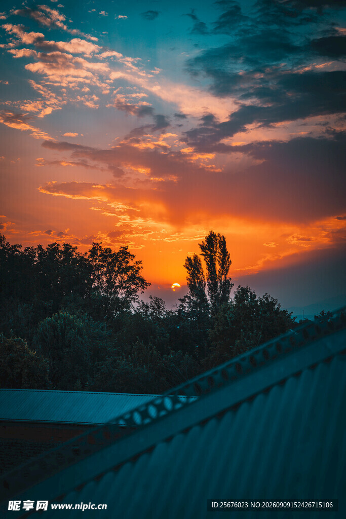 屋顶上的绚丽日落美景