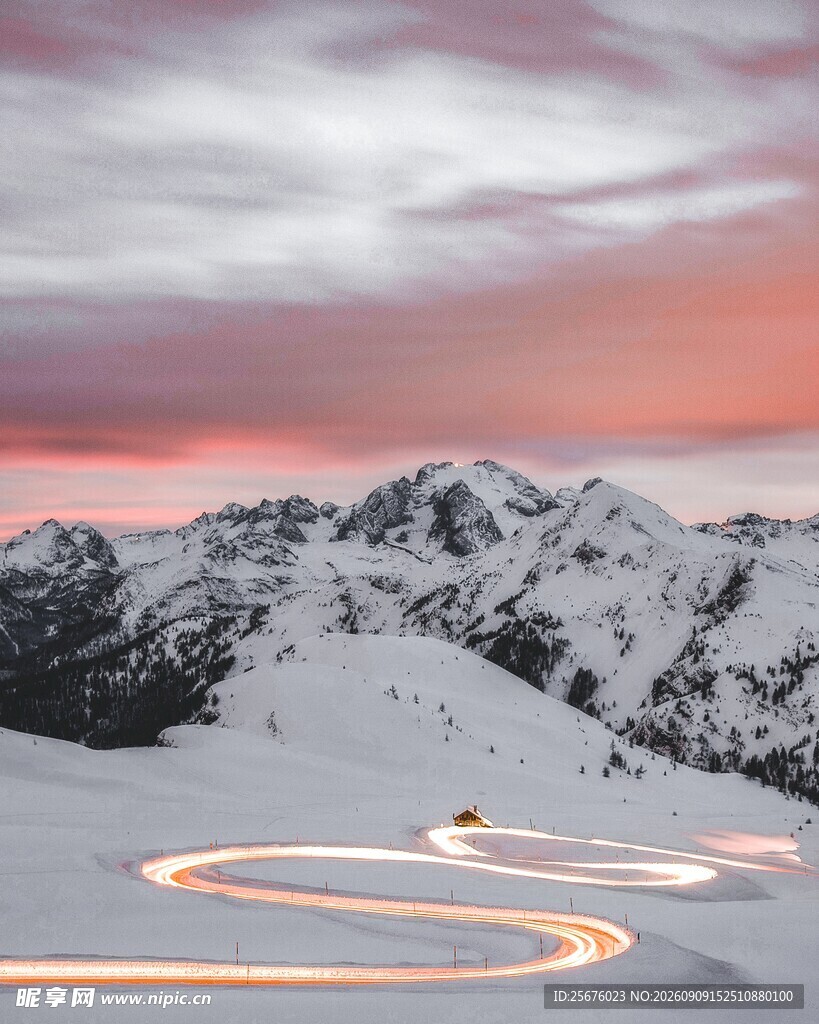雪山蜿蜒公路的壮丽景观