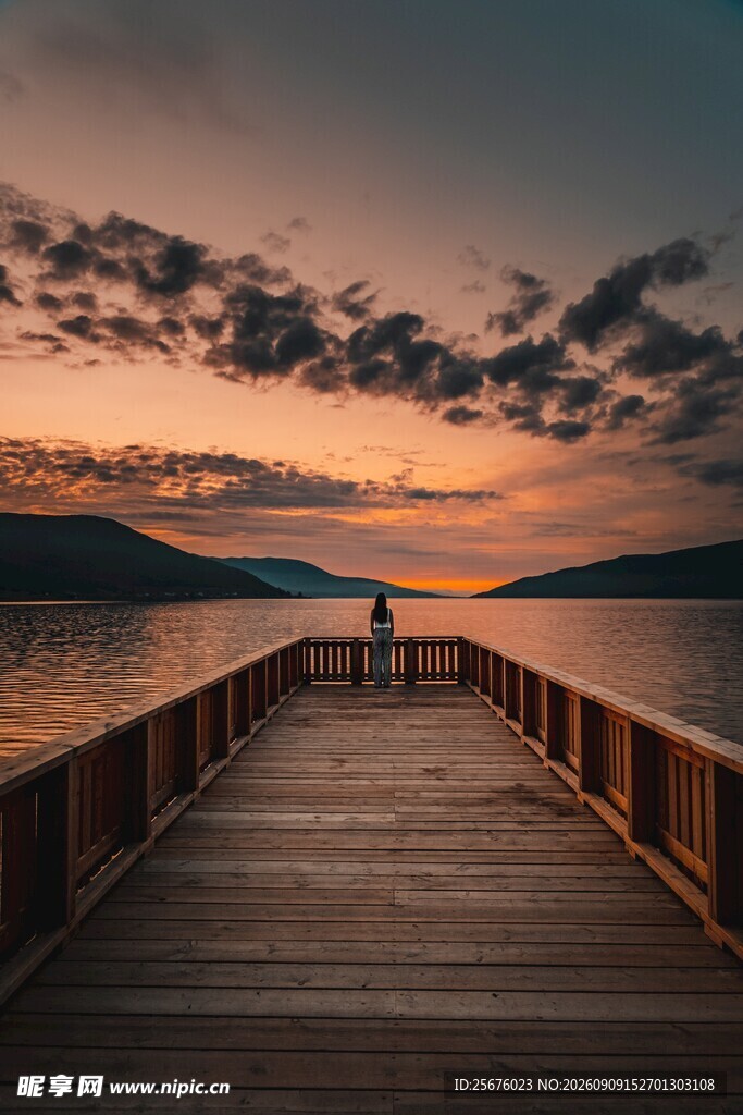 黄昏栈桥一人独赏美景