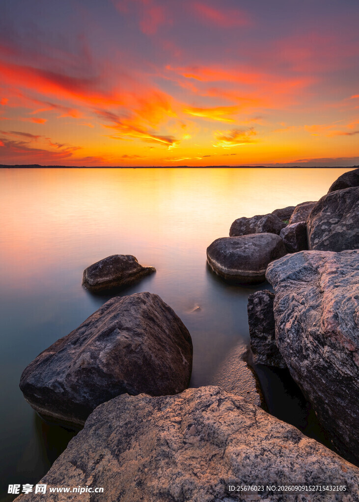 夕阳下的湖畔岩石美景