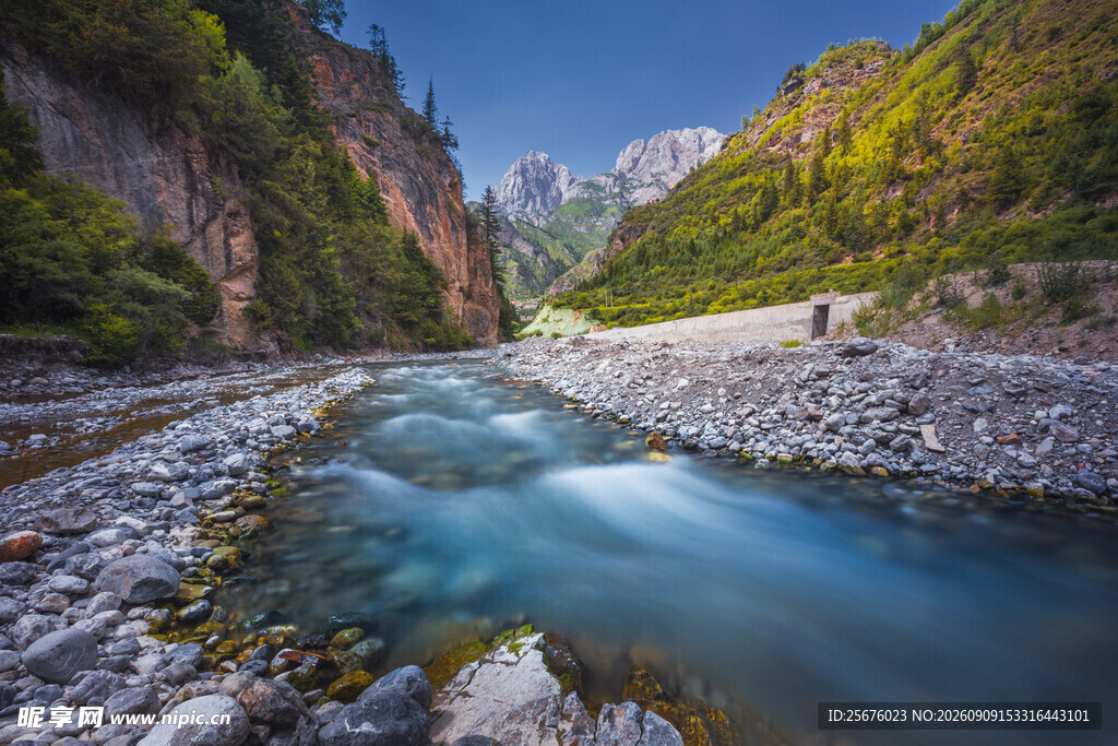 山间溪流自然清幽之景