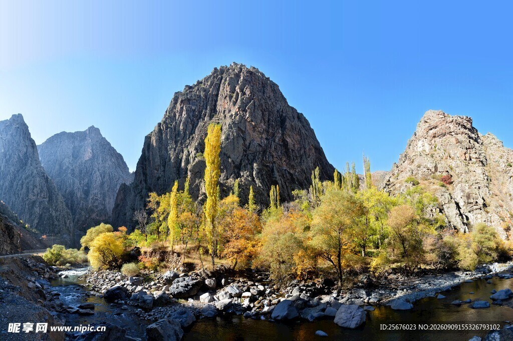 山间秋色壮丽山水景观
