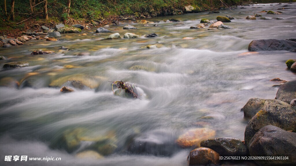山间溪流潺潺石畔美景