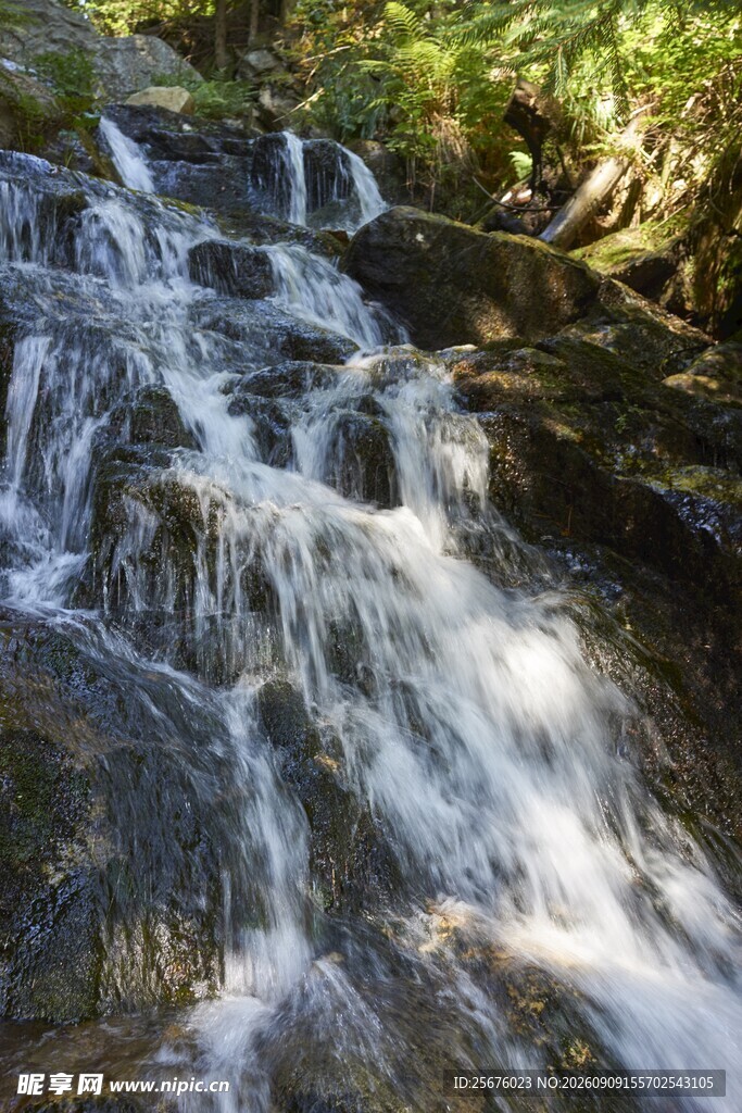 山间溪流瀑布自然美景