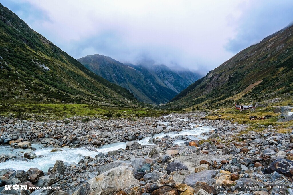 山间溪流云雾缭绕美景