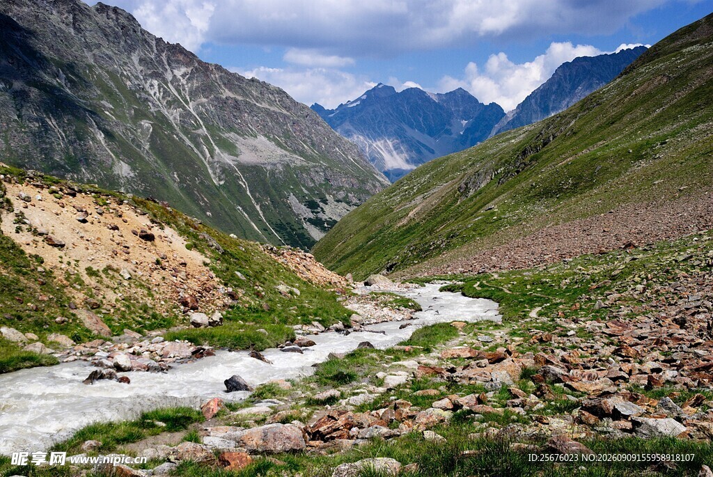 山间溪流与壮丽山峦景色