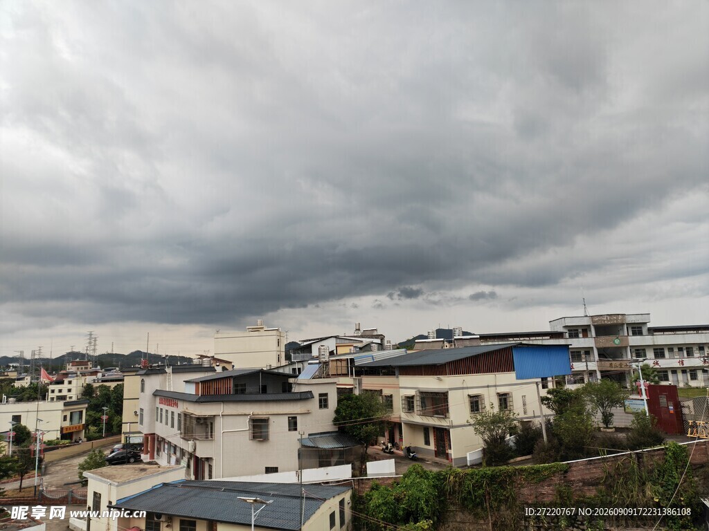 阴天小镇景象