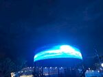 夜晚璀璨灯光下的圆形建筑