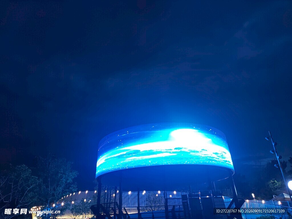 夜晚璀璨灯光下的圆形建筑