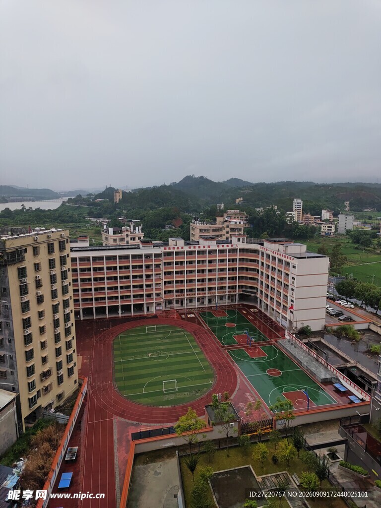 俯瞰校园操场与建筑群