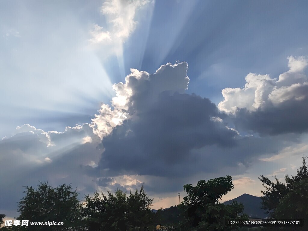 阳光穿透云层的美丽景象