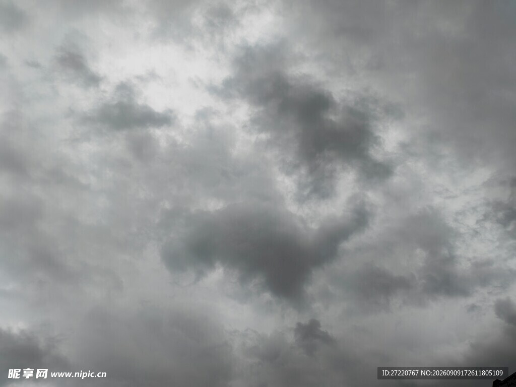 乌云密布的阴沉天空