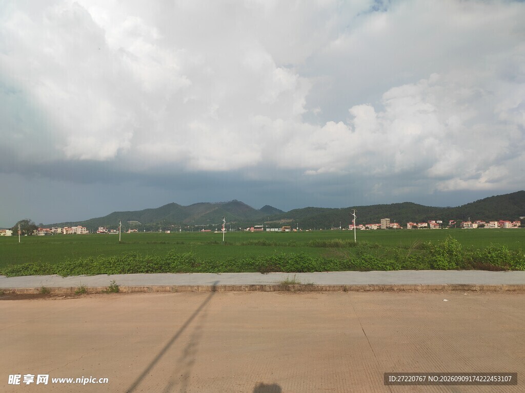 空旷场地与远处山峦风景