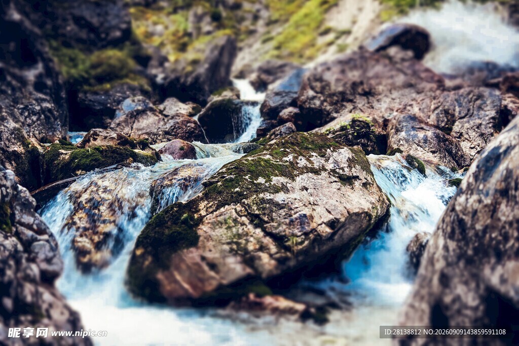 山间溪流穿岩石而过