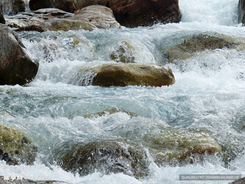 山间溪流湍急的美丽景象