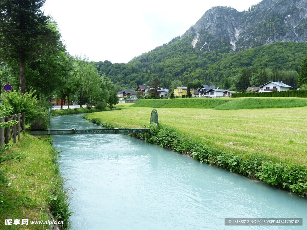 山间清澈小河田园美景