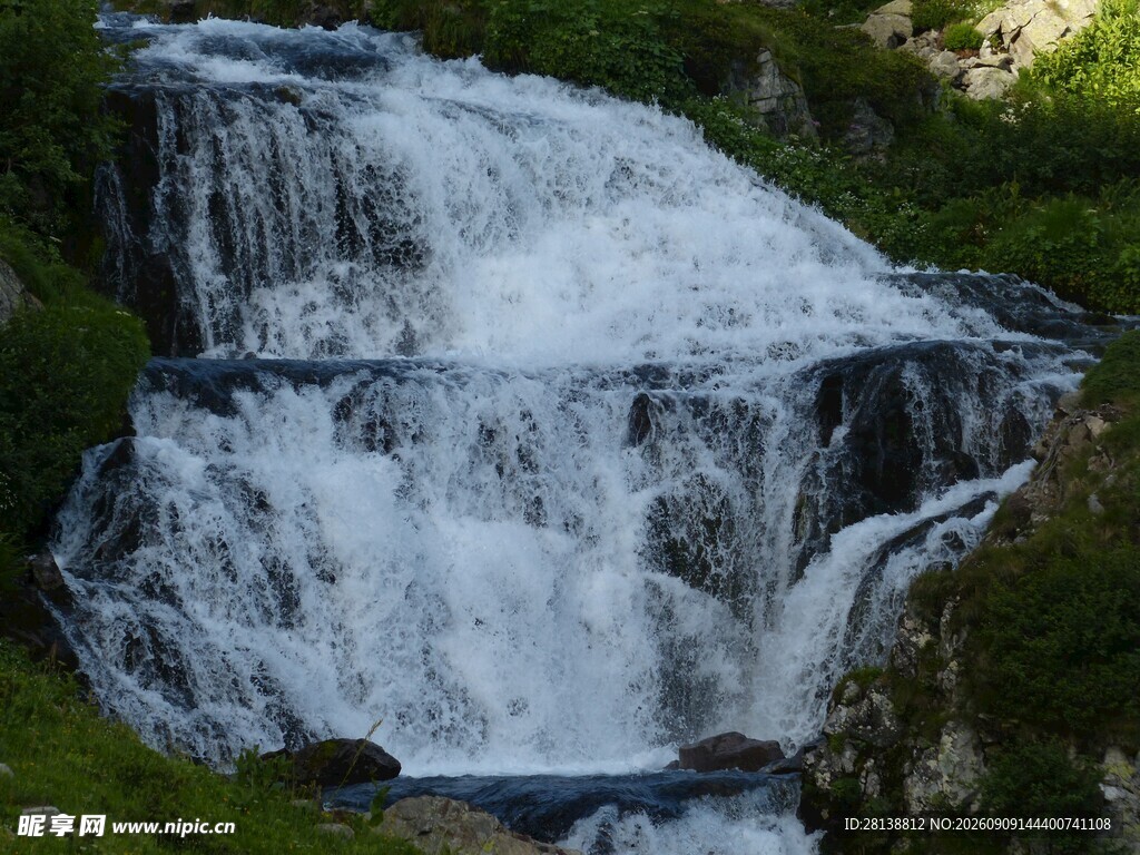 山间瀑布景观