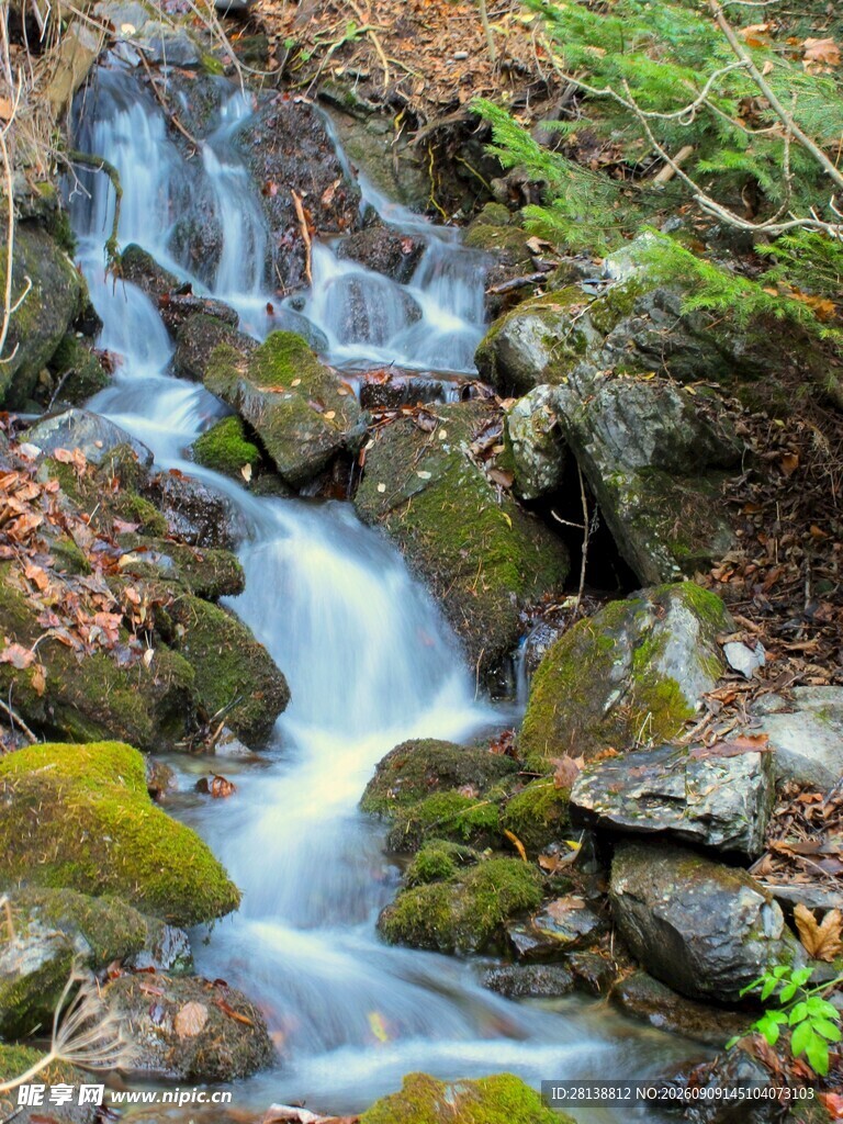 山间溪流潺潺石上清泉