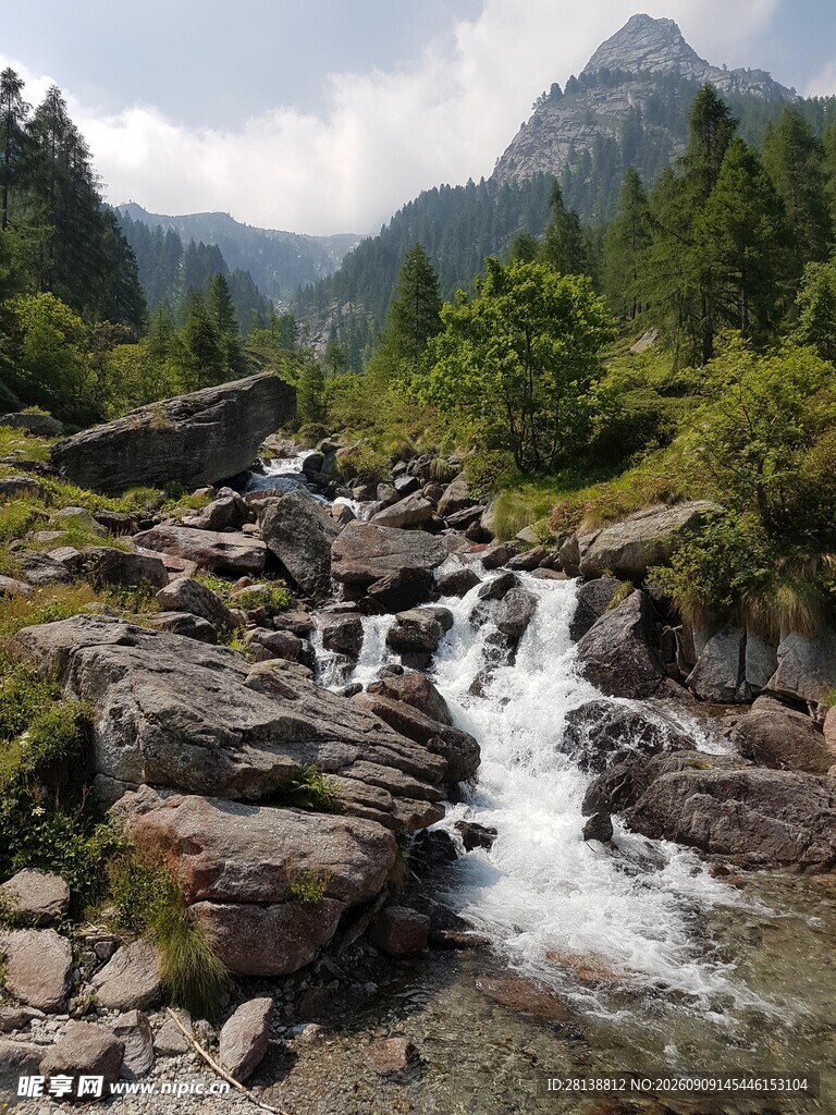 山间溪流潺潺石间美景