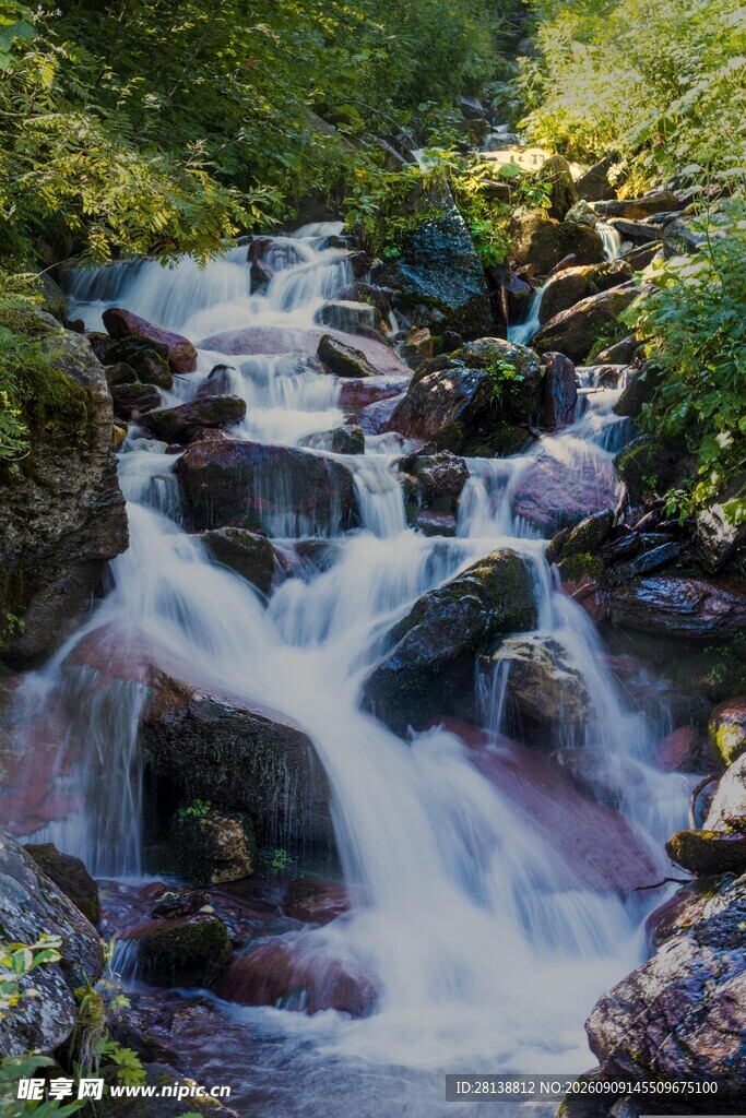 山间溪流瀑布自然美景
