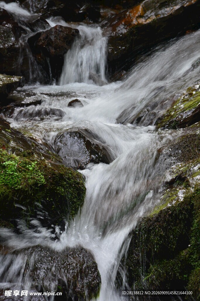 山间溪流瀑布美景