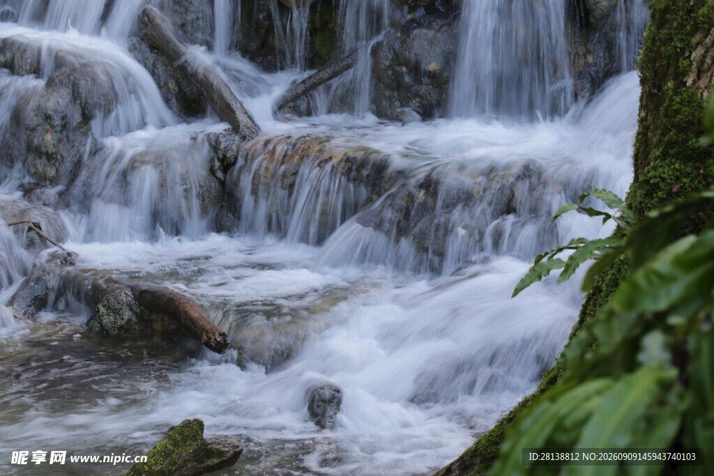 山间小瀑布流水景致