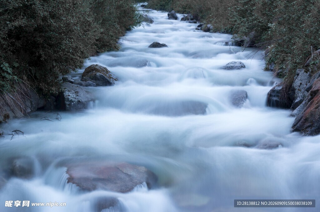山间湍急溪流