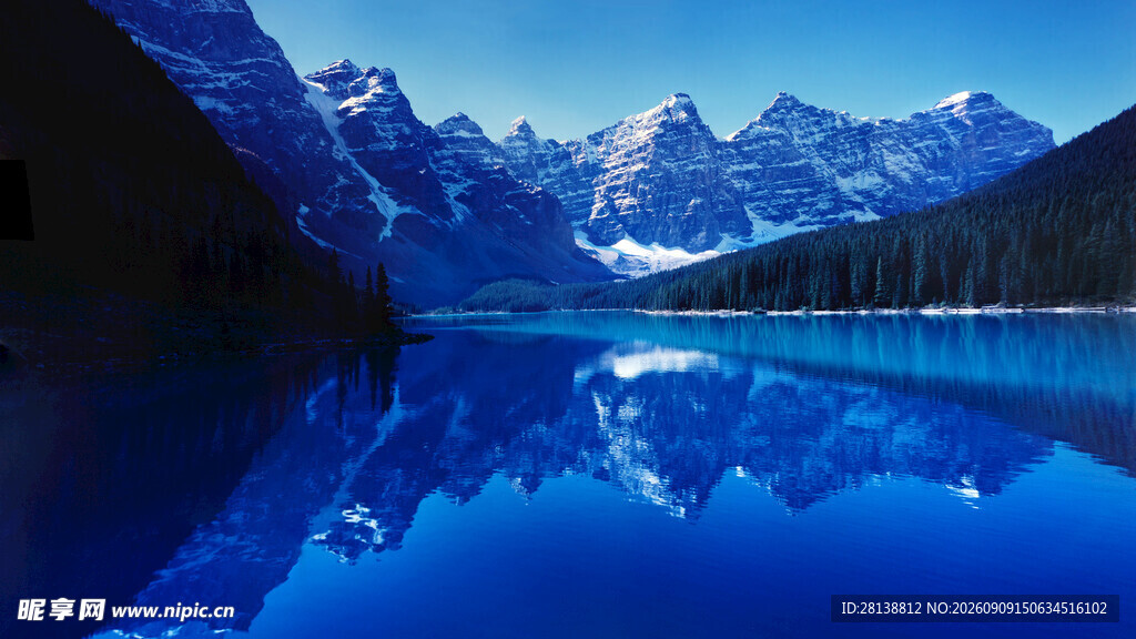 静谧湖山倒影美景