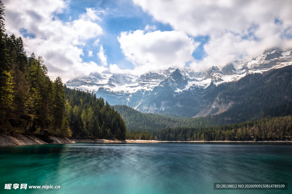高山碧湖美景