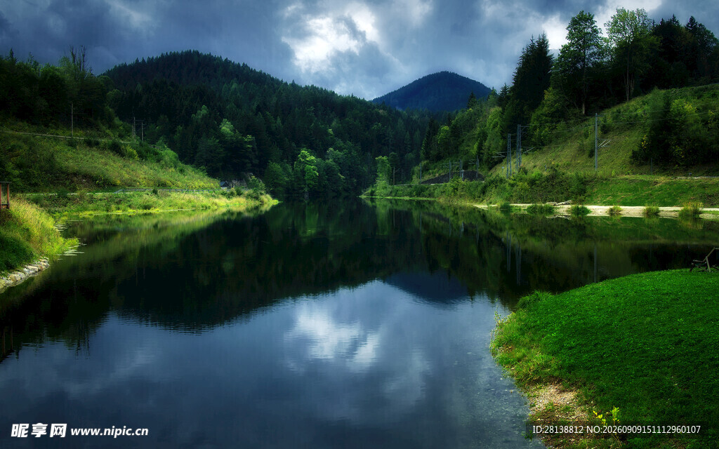 山间宁静湖泊美景