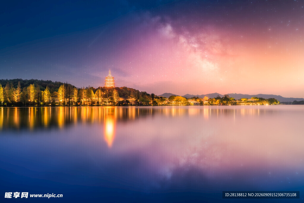 湖畔绚丽黄昏美景
