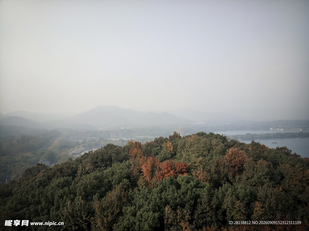 山林秋景远眺
