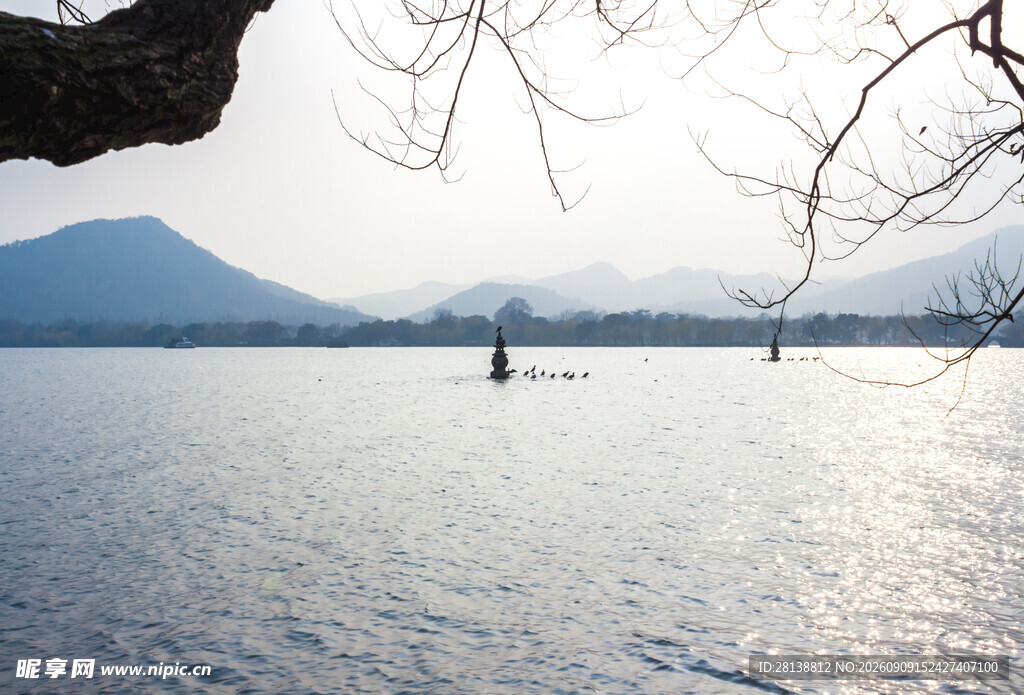 湖畔冬景静谧山水风光