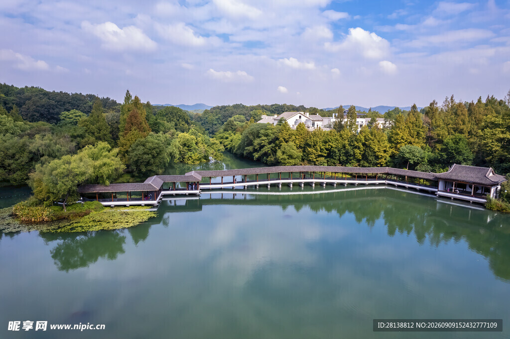 湖畔桥景自然风光秀丽