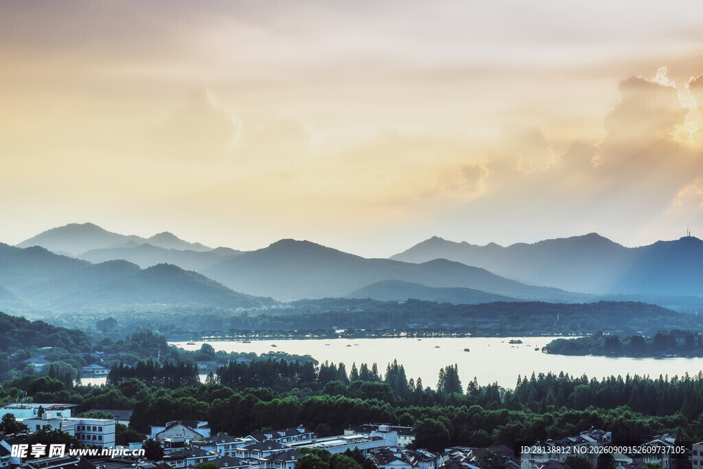 湖畔山城美景
