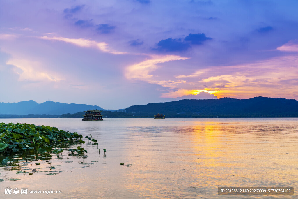 湖畔绝美日落湖景风光