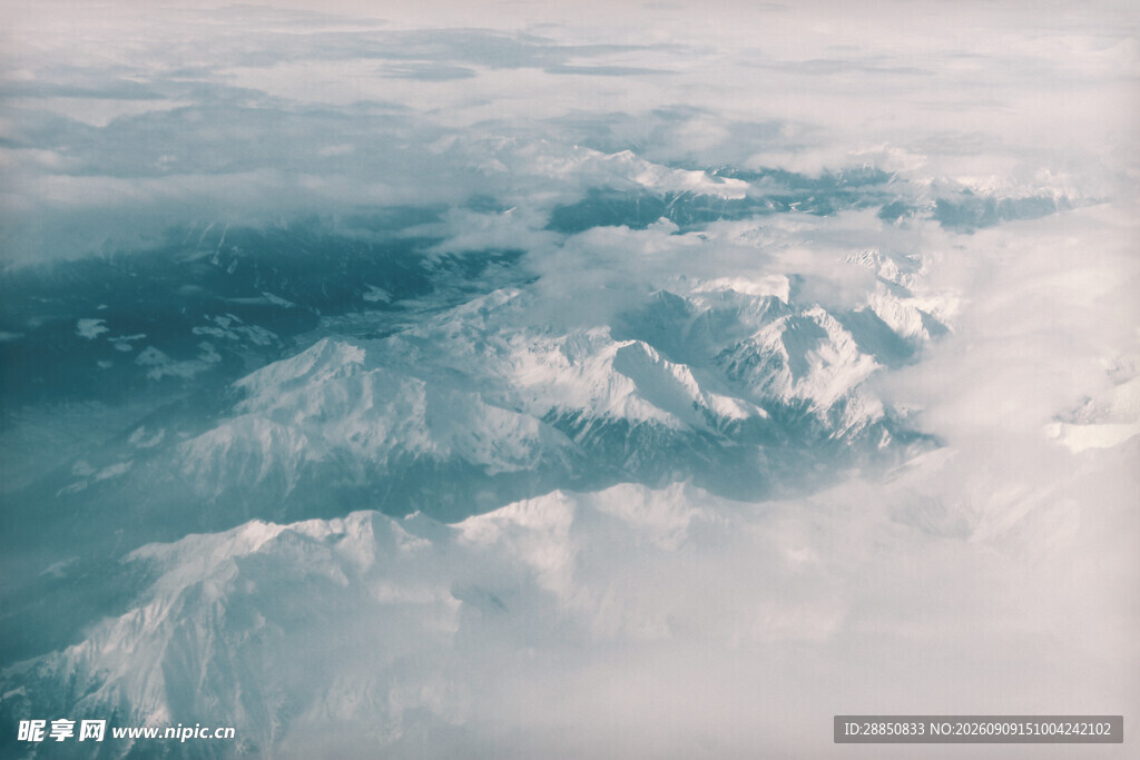 高空俯瞰壮丽雪山云海