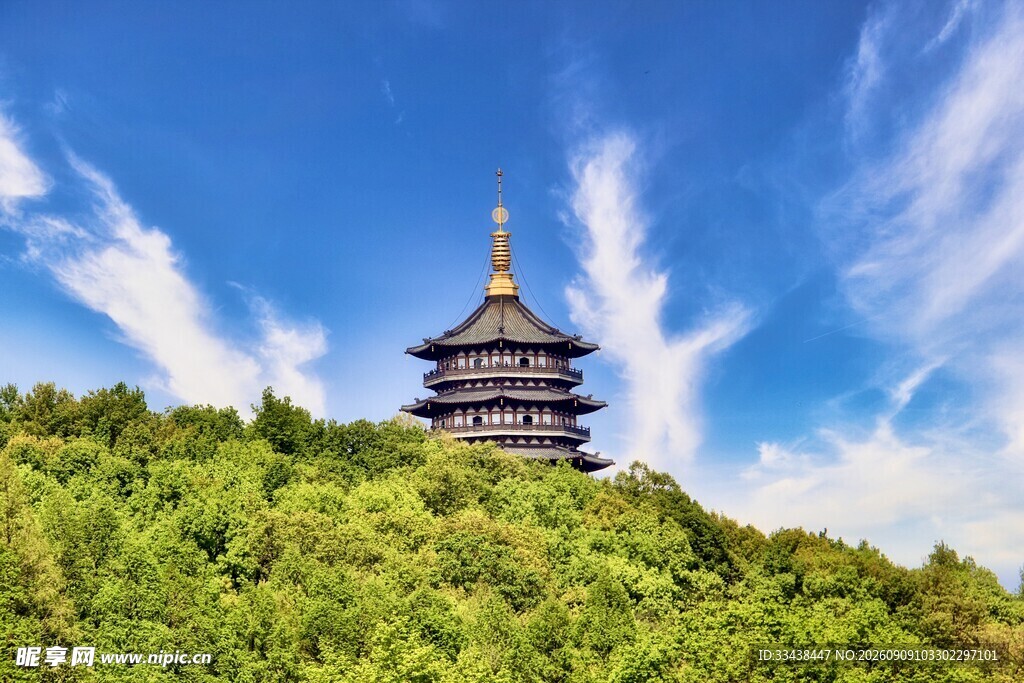 山林中的古朴宝塔