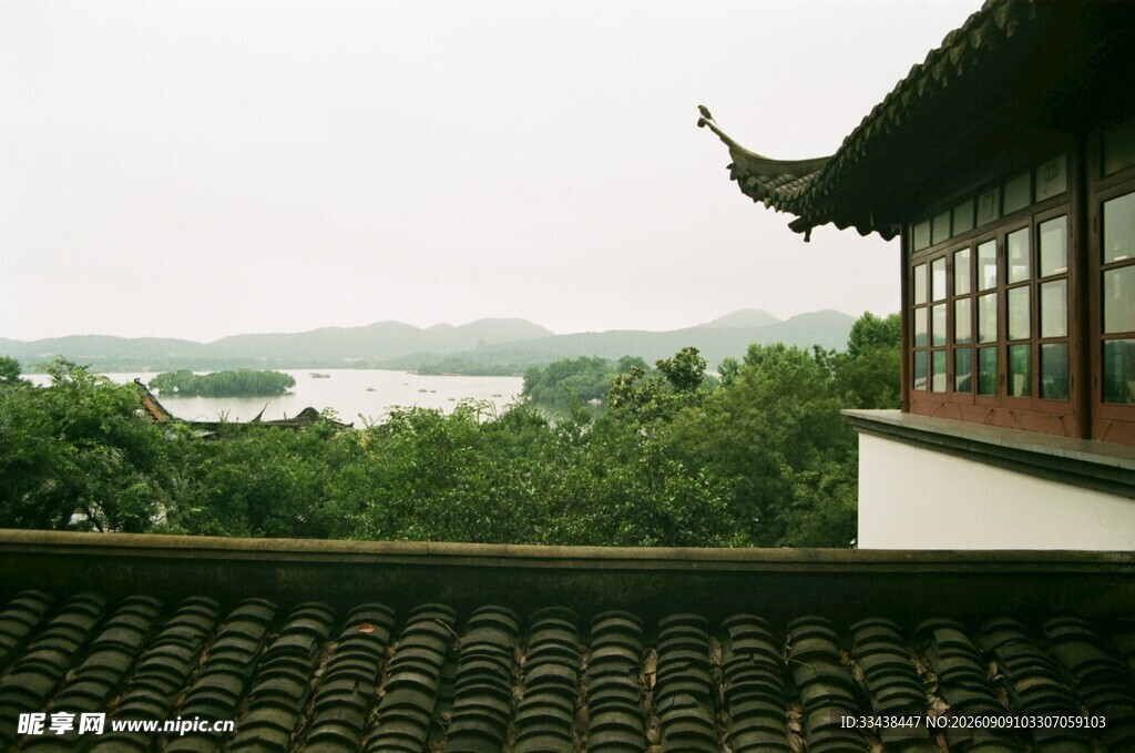 中式楼阁远眺湖景风光