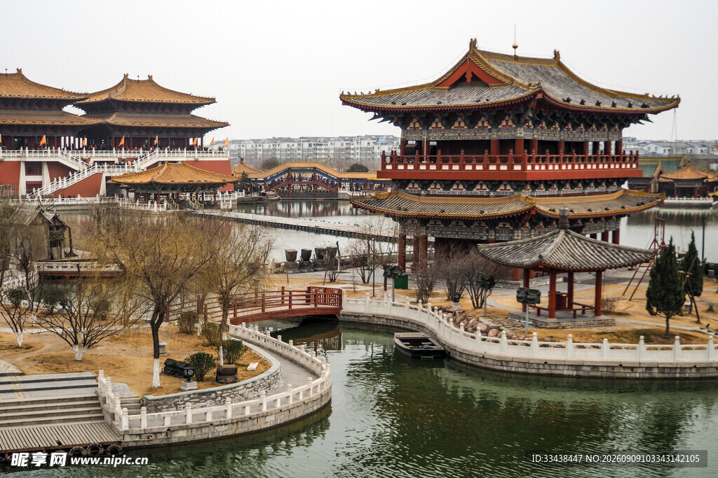 中式古典楼阁临水美景