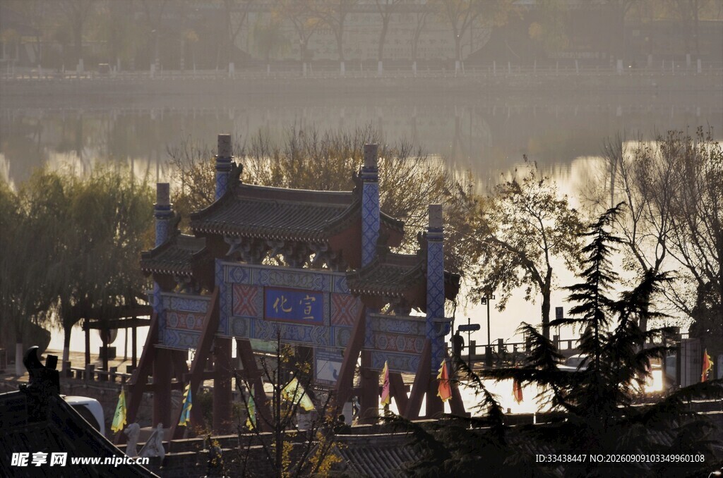 冬日湖畔古建筑美景