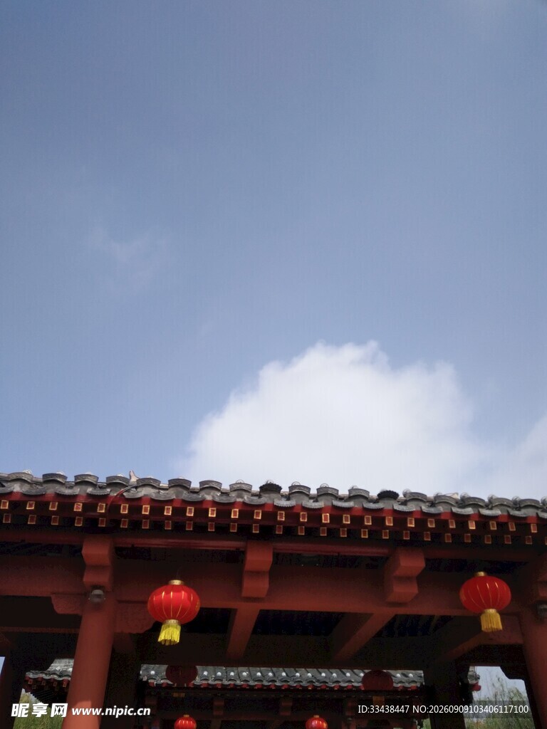 中式屋檐下的蓝天与灯笼