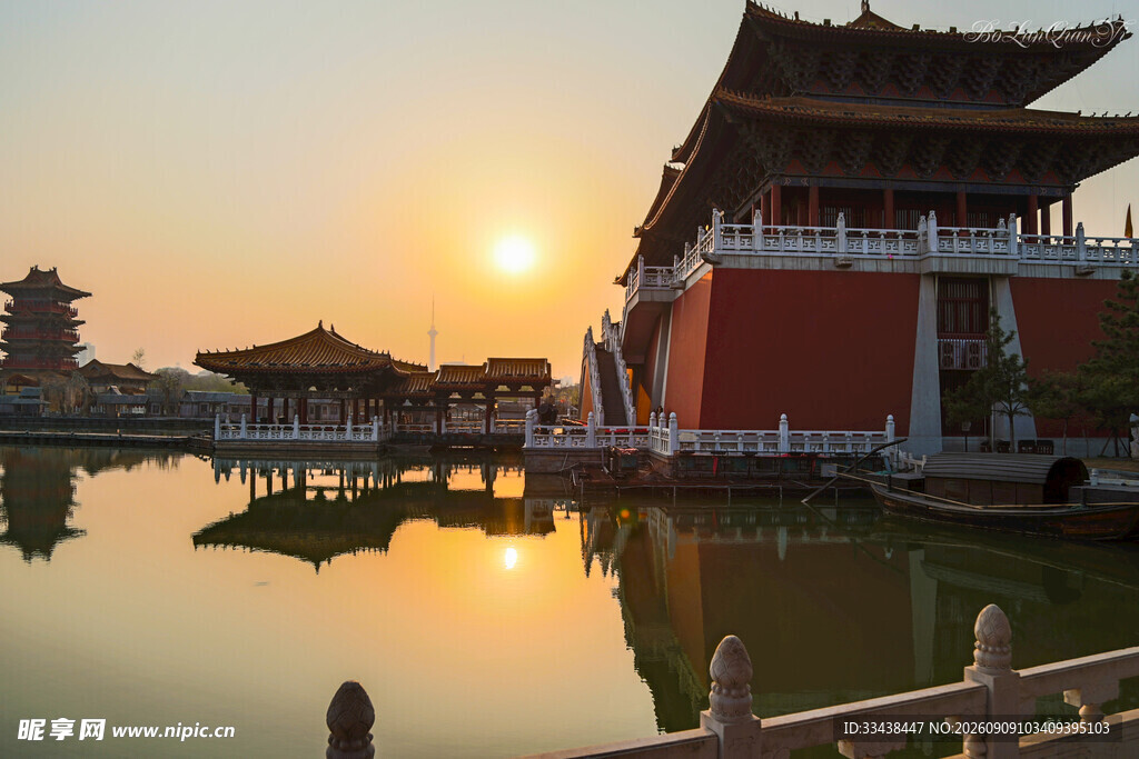 夕阳下的中式古建筑美景