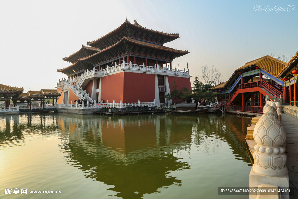 中式古建临水美景