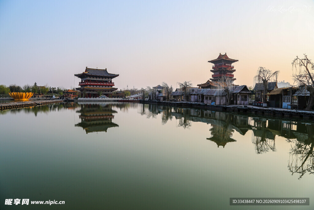 湖畔古建倒映美景