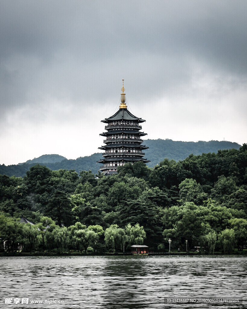 西湖畔的古塔与湖景