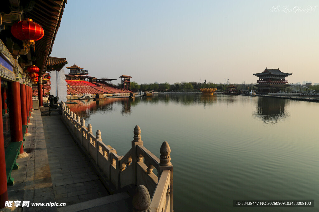 古建湖畔美景