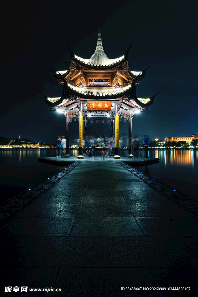 湖畔古亭夜景