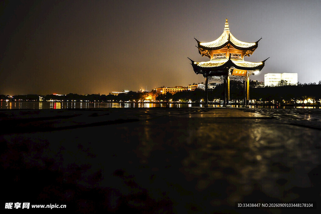 湖畔古亭夜景