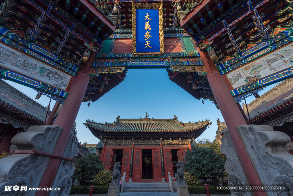 中式古建牌坊下的传统建筑